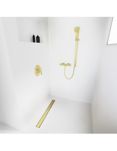 Esempio di una doccia walk-in senza divisori, circondata da microcemento chiaro, con accessori in colore Gold