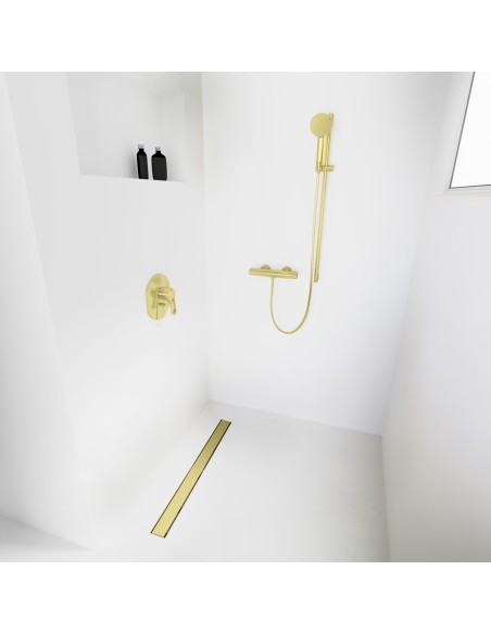 Esempio di una doccia walk-in senza divisori, circondata da microcemento chiaro, con accessori in colore Gold