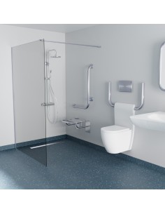 Esempio di un bagno separato, in un ospedale, con doccia walk in e pavimento in vinile