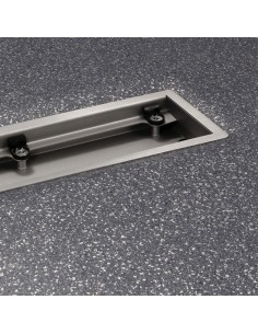 Scarico montato con vinile grigio, con primo piano l'interno dello scarico senza copertura