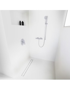 Esempio di una doccia walk-in senza divisori, circondata da microcemento chiaro, con accessori in colore Silver