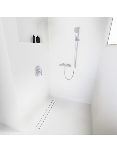 Esempio di una doccia walk-in senza divisori, circondata da microcemento chiaro, con accessori in colore Silver