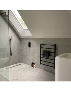 Esempio di un area doccia in microcemnto e un look industriale con scrarico integrato e accessori Silver