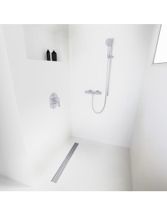 Esempio di una doccia walk-in senza divisori, circondata da microcemento chiaro, con accessori in colore Silver