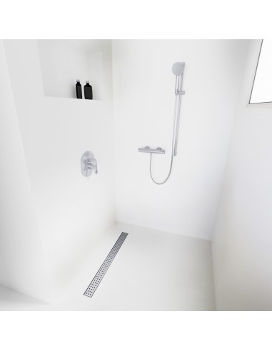 Esempio di una doccia walk-in senza divisori, circondata da microcemento chiaro, con accessori in colore Silver