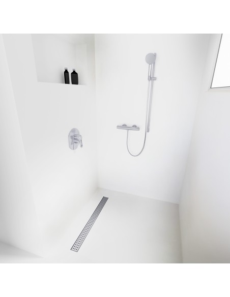 Esempio di una doccia walk-in senza divisori, circondata da microcemento chiaro, con accessori in colore Silver