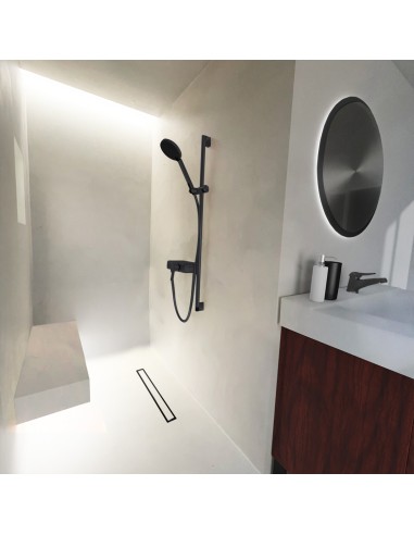 Esempio di una zona doccia con luci sul soffitto, pavimento chiaro e muri in microcemento, con elementi Black
