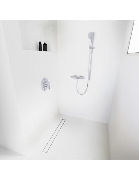 Esempio di una doccia walk-in senza divisori, circondata da microcemento chiaro, con accessori in colore Silver