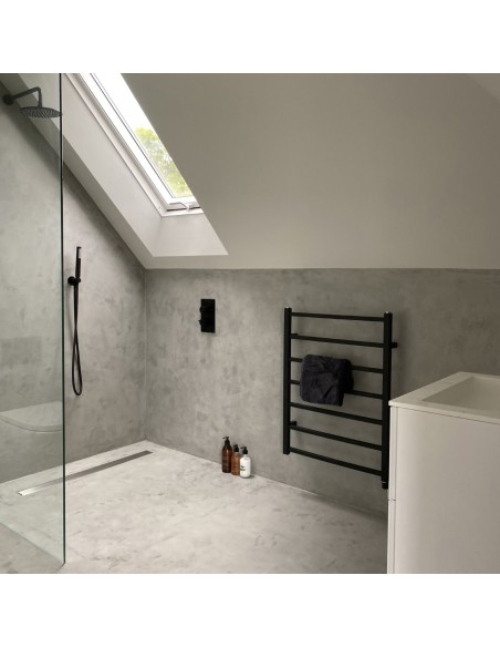 Esempio di un area doccia in microcemnto e un look industriale con scrarico integrato e accessori Gold