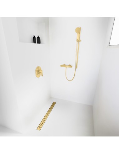 Esempio di una doccia walk-in senza divisori, circondata da microcemento chiaro, con accessori in colore Brass