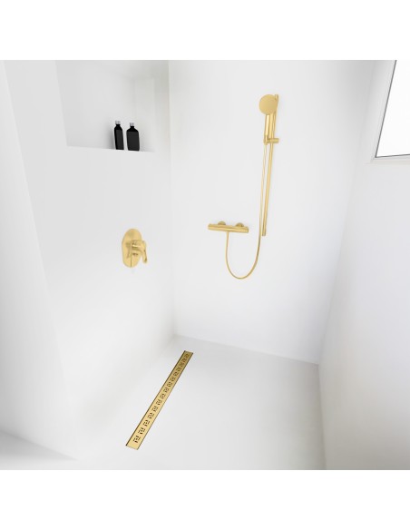 Esempio di una doccia walk-in senza divisori, circondata da microcemento chiaro, con accessori in colore Brass
