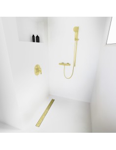 Esempio di una doccia walk-in senza divisori, circondata da microcemento chiaro, con accessori in colore Gold
