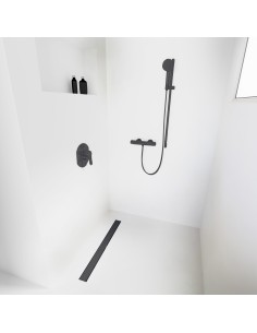 Esempio di una doccia walk-in senza divisori, circondata da microcemento chiaro, con accessori in colore Black