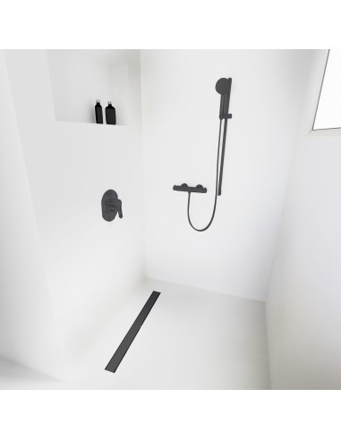 Esempio di una doccia walk-in senza divisori, circondata da microcemento chiaro, con accessori in colore Black