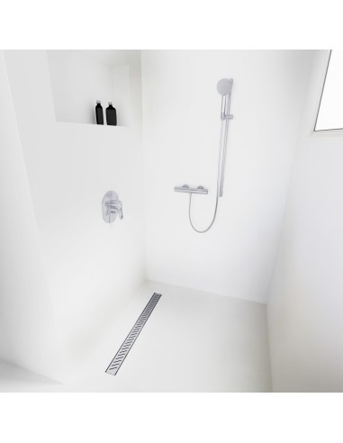 Esempio di una doccia walk-in senza divisori, circondata da microcemento chiaro, con accessori in colore Silver