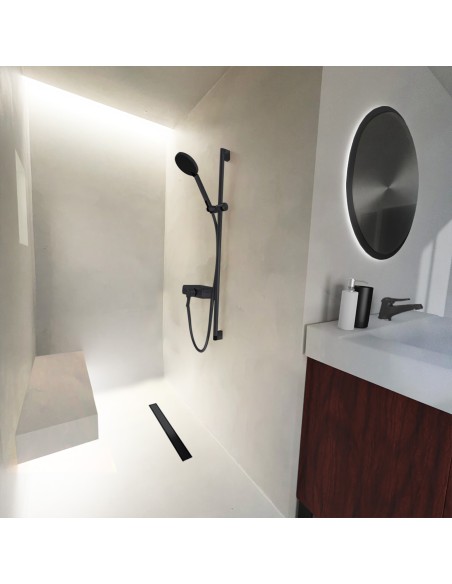 Esempio di una zona doccia con luci sul soffitto, pavimento chiaro e muri in microcemento, con elementi Black