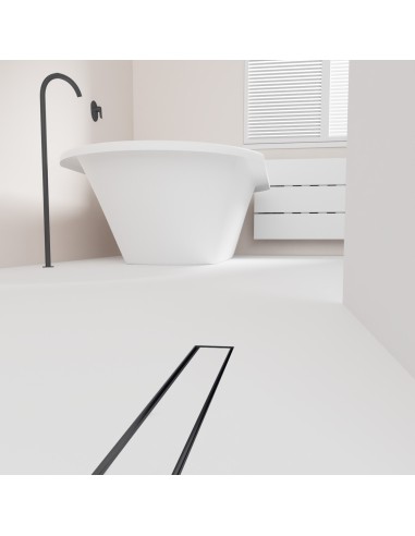 Esempio di un area doccia aperta con vasca e scarico Black integrato, con pavimento in microcemento chiaro