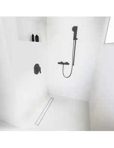Esempio di una doccia walk-in senza divisori, circondata da microcemento chiaro, con accessori in colore Black