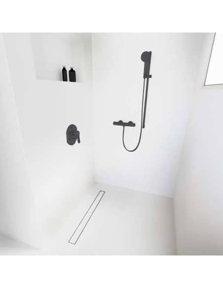 Esempio di una doccia walk-in senza divisori, circondata da microcemento chiaro, con accessori in colore Black
