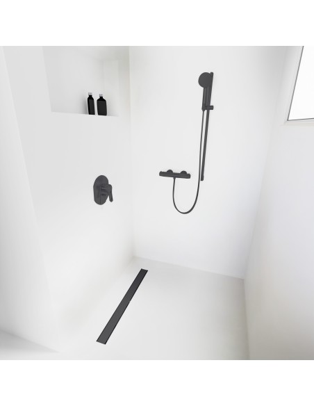 Esempio di una doccia walk-in senza divisori, circondata da microcemento chiaro, con accessori in colore Black