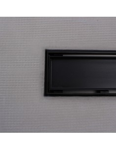 Foto ravvicinata dello scarico Nero integrato con copertura Pure 