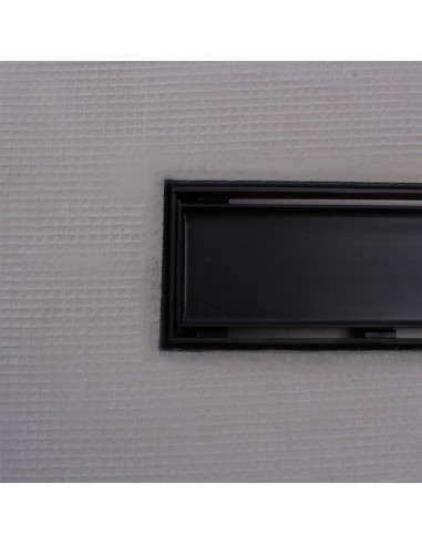 Foto ravvicinata dello scarico Nero integrato con copertura Pure 