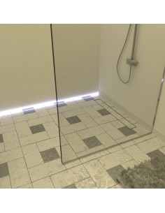 Esempio di una doccia walk in tradizionale, con schermo doccia e piastrelle bianche e grigie