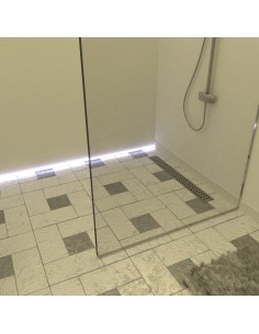 Esempio di una doccia walk in tradizionale, con schermo doccia e piastrelle bianche e grigie