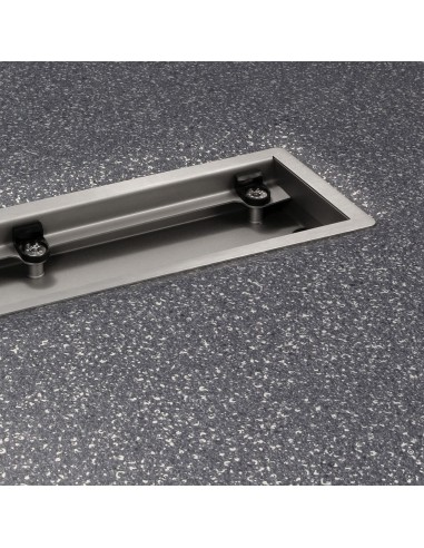 Vista del piatto doccia montato con vinile grigio scuro, con copertura rimossa per pulizia