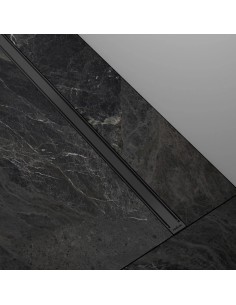 Esempio: Installazione di una delicata canalina doccia INTENSI 316 su pavimento in marmo nero