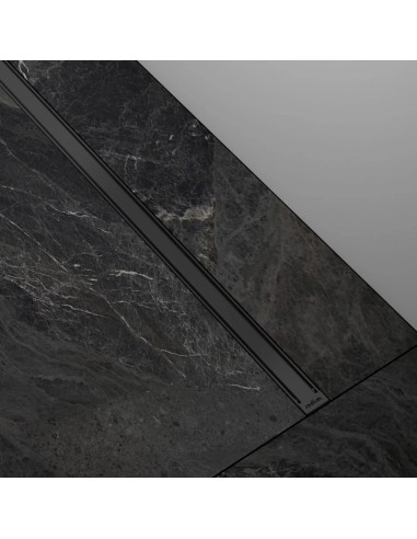 Esempio: Installazione di una delicata canalina doccia INTENSI 316 su pavimento in marmo nero