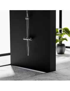 Esempio di doccia aperta su pavimento grigio cemento in effetto marmo con scarico a muro e accessori color argento