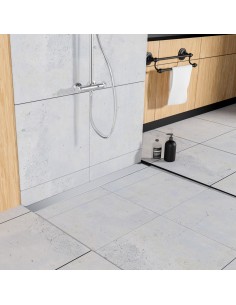 Esempio di doccia classica con scarico a muro su piastrelle di grande formato e elementi in legno nel bagno