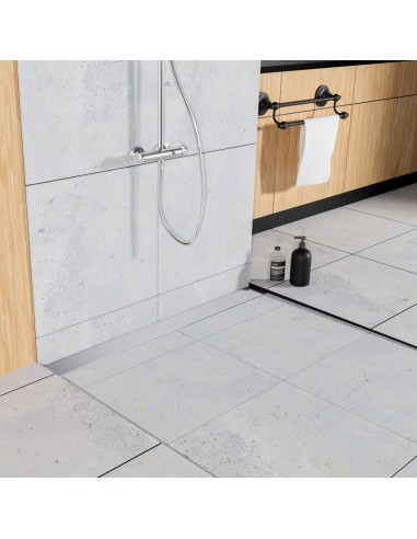 Esempio di doccia classica con scarico a muro su piastrelle di grande formato e elementi in legno nel bagno