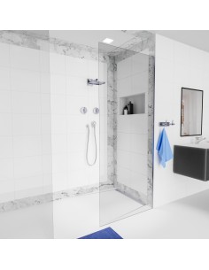 Esempio di concetto bagno chiaro con piastrelle classiche, pendenza a 4 vie e scarico a muro