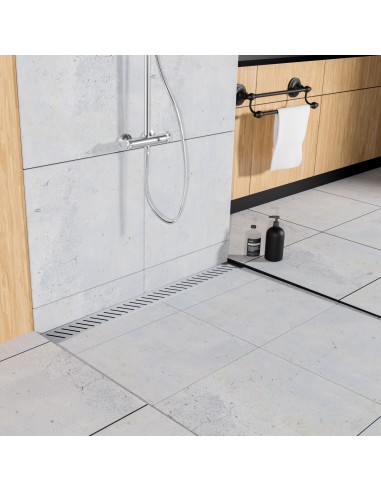 Esempio di doccia classica con scarico a muro su piastrelle di grande formato e elementi in legno nel bagno