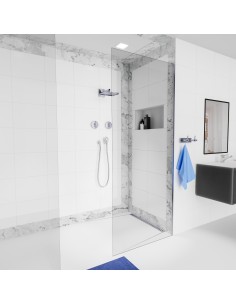 Esempio di concetto bagno chiaro con piastrelle classiche, pendenza a 4 vie e scarico a muro